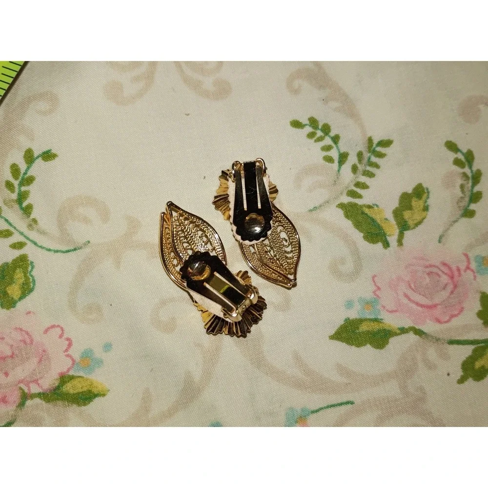 Gold Toned Yellow Flower‎ And Leaf Clip On Earrings Vintage 1 1/4 Inch Unmarked